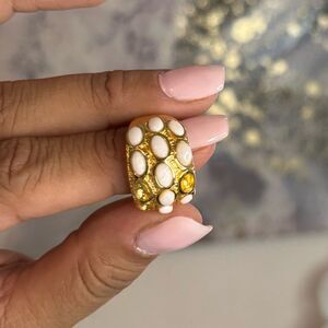 18G.E A gold ring with stones